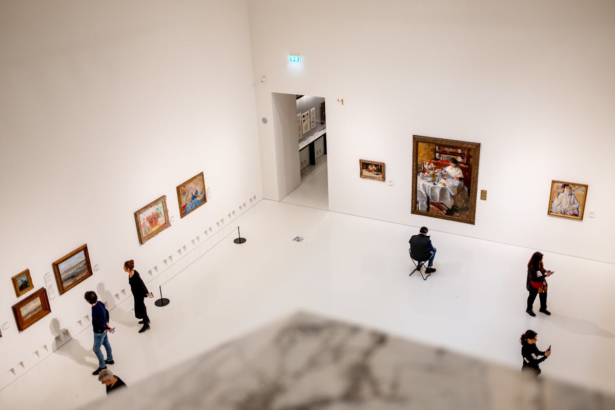 Visitatori all'interno di una galleria museale